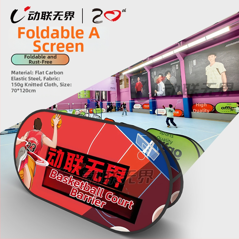 Mobilā pickleball un tenisa barjera ar reklāmas displeja statīvu, saliekamā A‑versija kortam. Materiāls: bieza warp‑knit audums 250 g/m²; alumīnija caurule nerūsē. Svars: 5,2 kg. Piemērots pickleball, futbolam un kampusa sporta zonu atdalīšanai; pielāgojam
