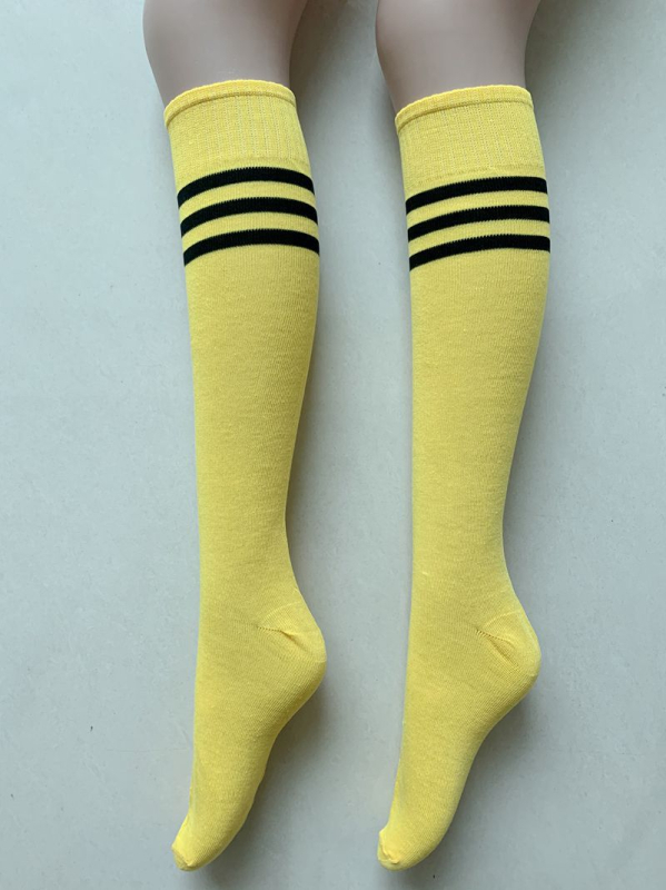 Keskmise pikkusega jalgpallisokid, õhukesed polüester-puuvillase segu treeninguks, tantsuetendusteks ja cheerleadingu jaoks