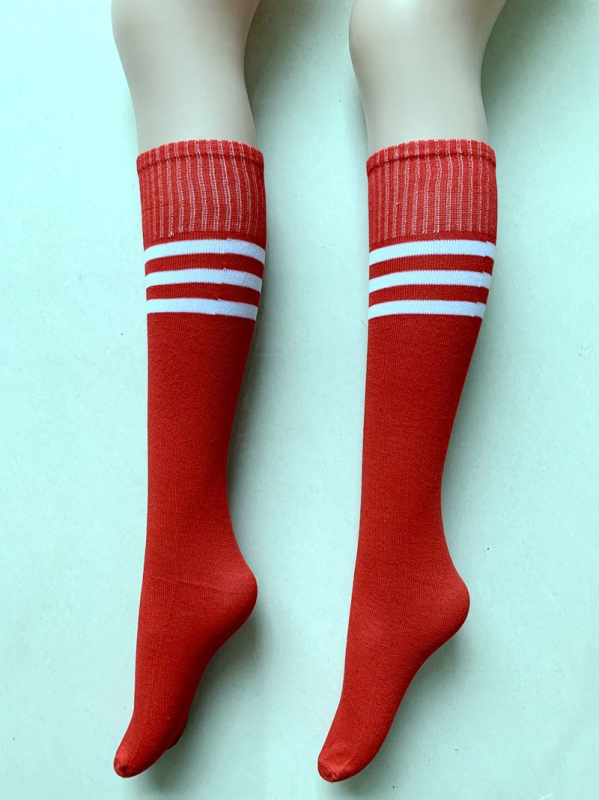 Keskmise pikkusega jalgpallisokid, õhukesed polüester-puuvillase segu treeninguks, tantsuetendusteks ja cheerleadingu jaoks