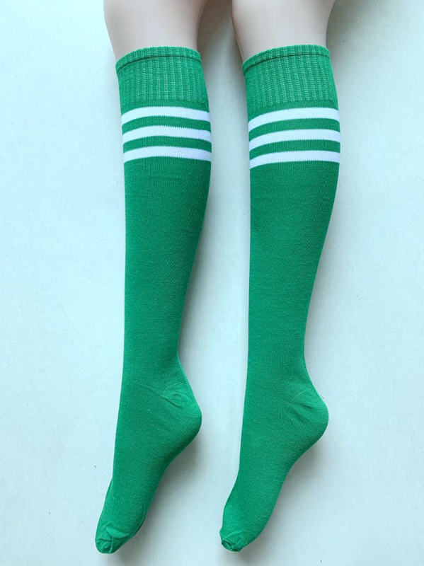 Keskmise pikkusega jalgpallisokid, õhukesed polüester-puuvillase segu treeninguks, tantsuetendusteks ja cheerleadingu jaoks