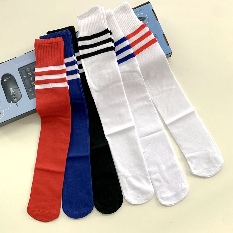 Keskmise pikkusega jalgpallisokid, õhukesed polüester-puuvillase segu treeninguks, tantsuetendusteks ja cheerleadingu jaoks