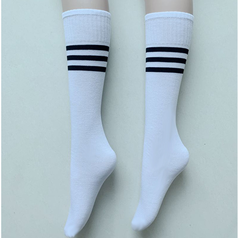 Keskmise pikkusega jalgpallisokid, õhukesed polüester-puuvillase segu treeninguks, tantsuetendusteks ja cheerleadingu jaoks