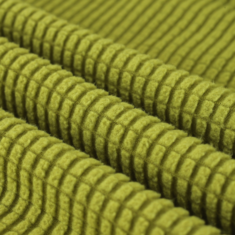Navlaka za stolac s izuzetno niskim naslonom, elastična polar fleece tkanina, navlaka za polovicu stolca; geometrijski mrežasti uzorak; otporna na habanje i prašinu.