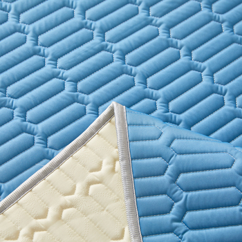 Mākslīgā lateksa gultas paliktnis studentu dzīvojamā istabā, mazgājams saliekamais paliktnis, piemērots gan divstāvu, gan vienguļamām gultām, lateksa saturs 70-80%, lietošanai visa gada garumā