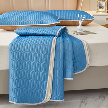 Mākslīgā lateksa gultas paliktnis studentu dzīvojamā istabā, mazgājams saliekamais paliktnis, piemērots gan divstāvu, gan vienguļamām gultām, lateksa saturs 70-80%, lietošanai visa gada garumā