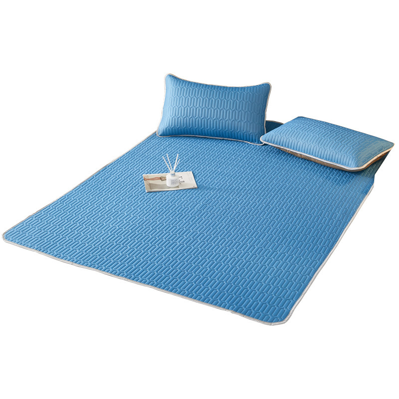 Mākslīgā lateksa gultas paliktnis studentu dzīvojamā istabā, mazgājams saliekamais paliktnis, piemērots gan divstāvu, gan vienguļamām gultām, lateksa saturs 70-80%, lietošanai visa gada garumā