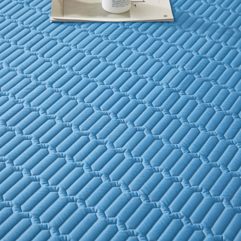 Mākslīgā lateksa gultas paliktnis studentu dzīvojamā istabā, mazgājams saliekamais paliktnis, piemērots gan divstāvu, gan vienguļamām gultām, lateksa saturs 70-80%, lietošanai visa gada garumā