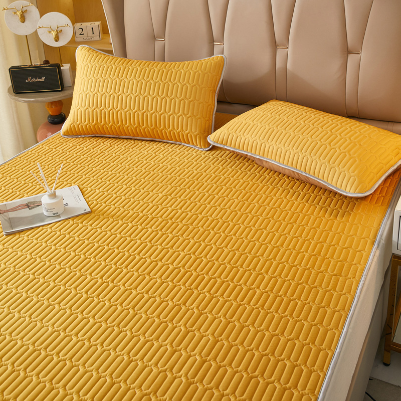 Mākslīgā lateksa gultas paliktnis studentu dzīvojamā istabā, mazgājams saliekamais paliktnis, piemērots gan divstāvu, gan vienguļamām gultām, lateksa saturs 70-80%, lietošanai visa gada garumā