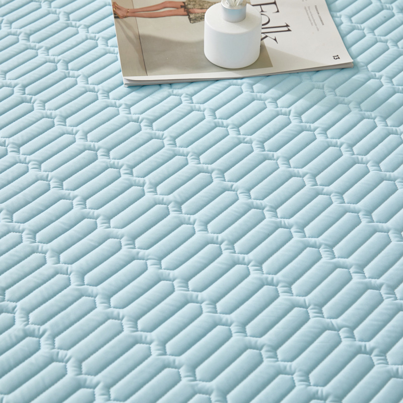 Mākslīgā lateksa gultas paliktnis studentu dzīvojamā istabā, mazgājams saliekamais paliktnis, piemērots gan divstāvu, gan vienguļamām gultām, lateksa saturs 70-80%, lietošanai visa gada garumā