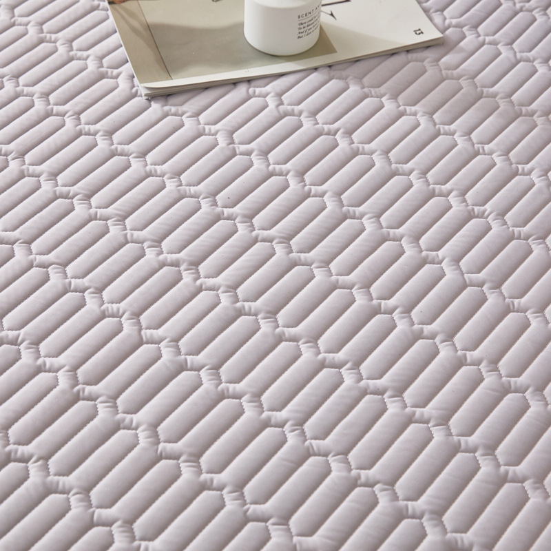 Mākslīgā lateksa gultas paliktnis studentu dzīvojamā istabā, mazgājams saliekamais paliktnis, piemērots gan divstāvu, gan vienguļamām gultām, lateksa saturs 70-80%, lietošanai visa gada garumā