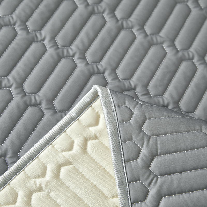 Mākslīgā lateksa gultas paliktnis studentu dzīvojamā istabā, mazgājams saliekamais paliktnis, piemērots gan divstāvu, gan vienguļamām gultām, lateksa saturs 70-80%, lietošanai visa gada garumā