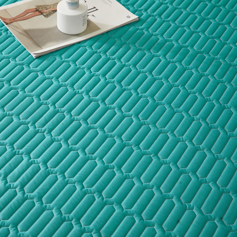 Mākslīgā lateksa gultas paliktnis studentu dzīvojamā istabā, mazgājams saliekamais paliktnis, piemērots gan divstāvu, gan vienguļamām gultām, lateksa saturs 70-80%, lietošanai visa gada garumā