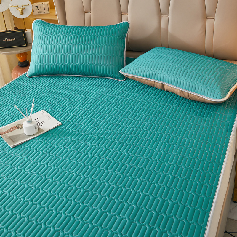 Mākslīgā lateksa gultas paliktnis studentu dzīvojamā istabā, mazgājams saliekamais paliktnis, piemērots gan divstāvu, gan vienguļamām gultām, lateksa saturs 70-80%, lietošanai visa gada garumā