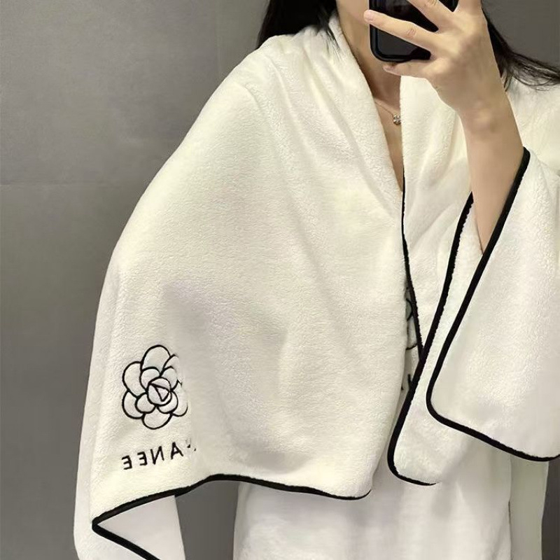 Kaméliás fürdő törölköző készlet nőknek – 3 részes viselhető fürdőköntös, törölköző és sapka a haj szárításához; mikroszálas, 500 g+; 19 szál