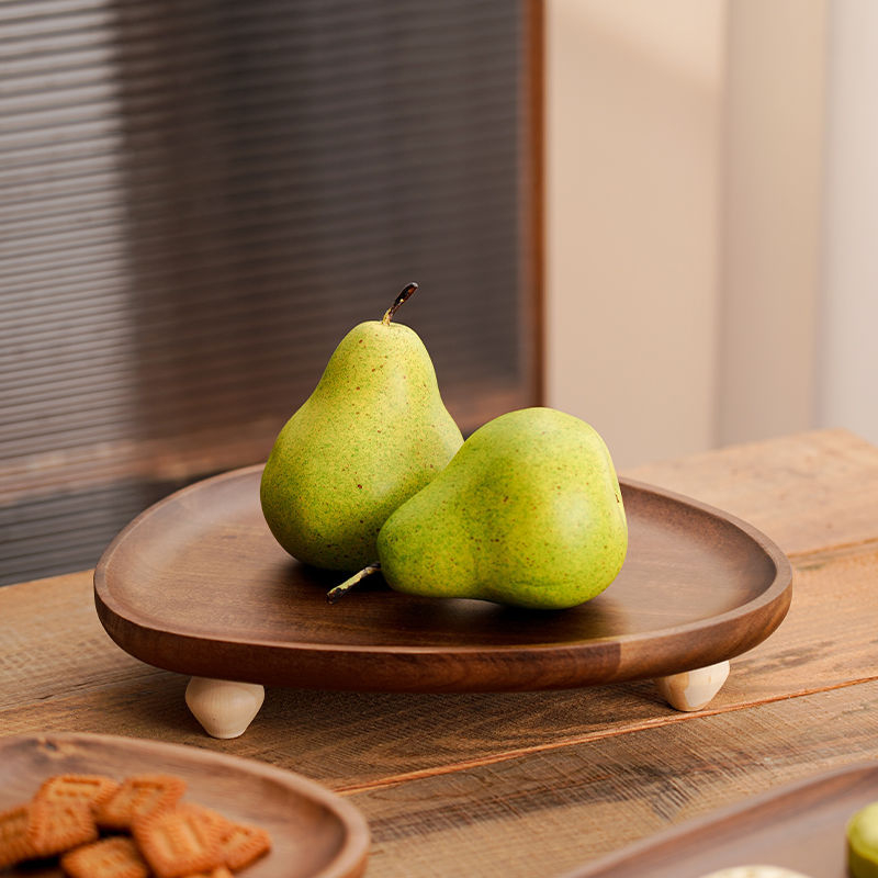 Koka trauks tējas tasēm, kafes piederumiem, rotaslietām un augļiem – ķīniešu stilā galda piederumi