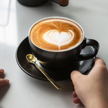 Kafijas tasīšu un šķīvja komplekts ar matētu keramikas virsmu, viendabīgs raksts, iekļauj latte tasīti, svars 545 g, no HALFCHEN