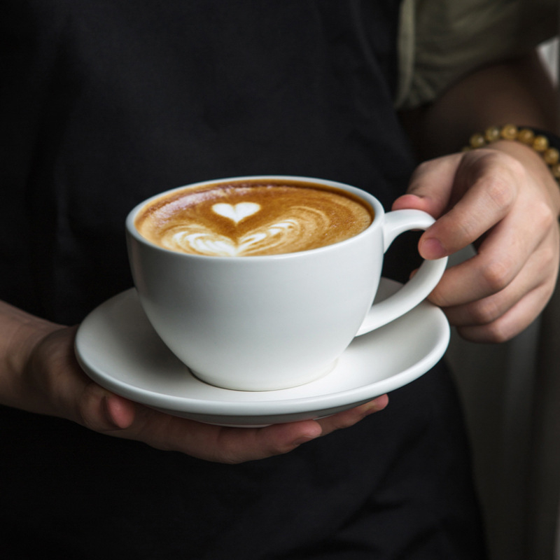 Kafijas tasīšu un šķīvja komplekts ar matētu keramikas virsmu, viendabīgs raksts, iekļauj latte tasīti, svars 545 g, no HALFCHEN