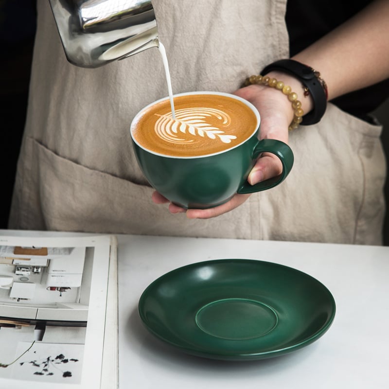 Kafijas tasīšu un šķīvja komplekts ar matētu keramikas virsmu, viendabīgs raksts, iekļauj latte tasīti, svars 545 g, no HALFCHEN