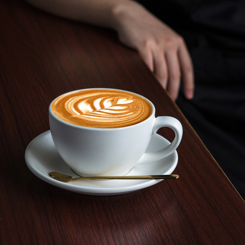 Kafijas tasīšu un šķīvja komplekts ar matētu keramikas virsmu, viendabīgs raksts, iekļauj latte tasīti, svars 545 g, no HALFCHEN