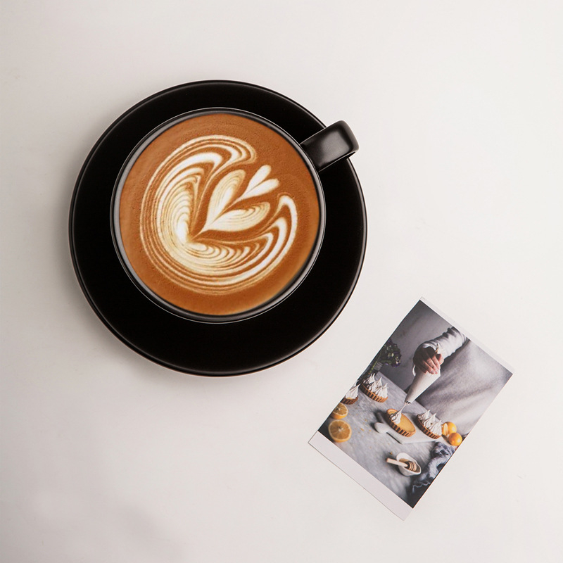 Kafijas tasīšu un šķīvja komplekts ar matētu keramikas virsmu, viendabīgs raksts, iekļauj latte tasīti, svars 545 g, no HALFCHEN