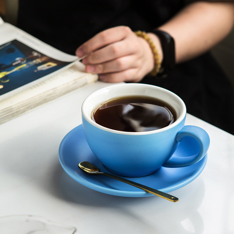 Kafijas tasīšu un šķīvja komplekts ar matētu keramikas virsmu, viendabīgs raksts, iekļauj latte tasīti, svars 545 g, no HALFCHEN