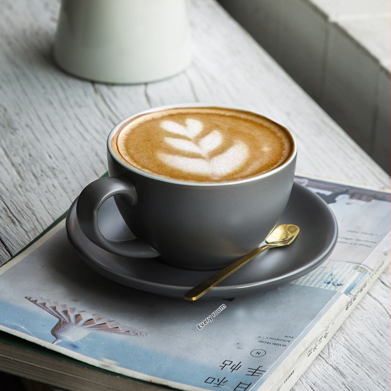 Kafijas tasīšu un šķīvja komplekts ar matētu keramikas virsmu, viendabīgs raksts, iekļauj latte tasīti, svars 545 g, no HALFCHEN