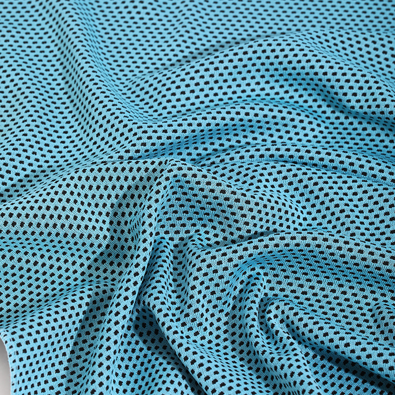 Atvėsinantis sporto rankšluostis – poliesteris, AB siūlai, 5–10 s absorbicija, logotipo spausdinimas galimas