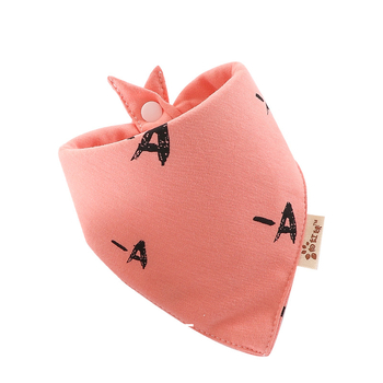 Háromszög alakú baba etető kendő — vízálló, pamut >95%, mesefilm minta, 0–3 éveseknek (újszülöttek 0–1 év; biztonsági osztály A)