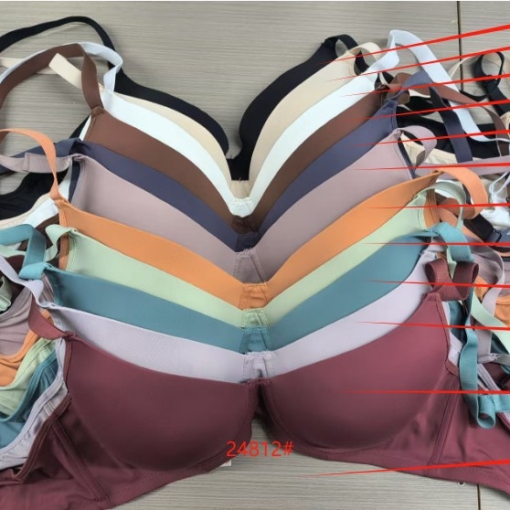 Sima varrás nélküli push-up melltartó merevítővel, 3/4 kosár, közepes alakú kosár, hátsó négy sor kampóval záródó