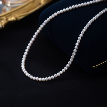 Kaklo grandinė su gėlavandenėmis perlais, beveik apvalios formos, 4–5 mm skersmens, 925 sidabras