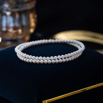 Kaklo grandinė su gėlavandenėmis perlais, beveik apvalios formos, 4–5 mm skersmens, 925 sidabras