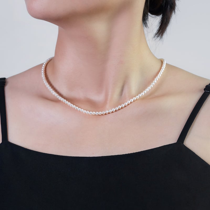 Kaklo grandinė su gėlavandenėmis perlais, beveik apvalios formos, 4–5 mm skersmens, 925 sidabras