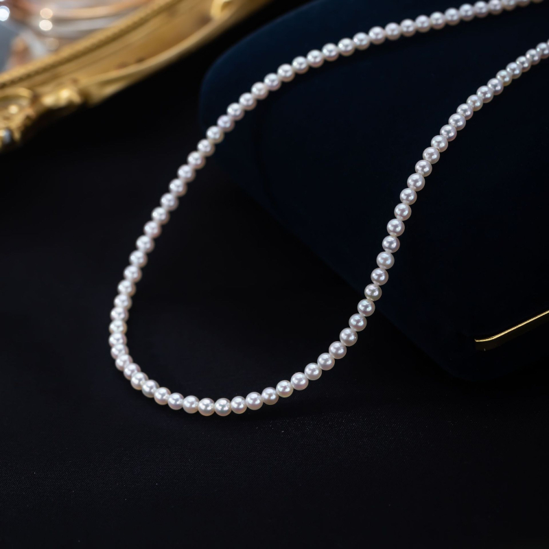 Kaklo grandinė su gėlavandenėmis perlais, beveik apvalios formos, 4–5 mm skersmens, 925 sidabras