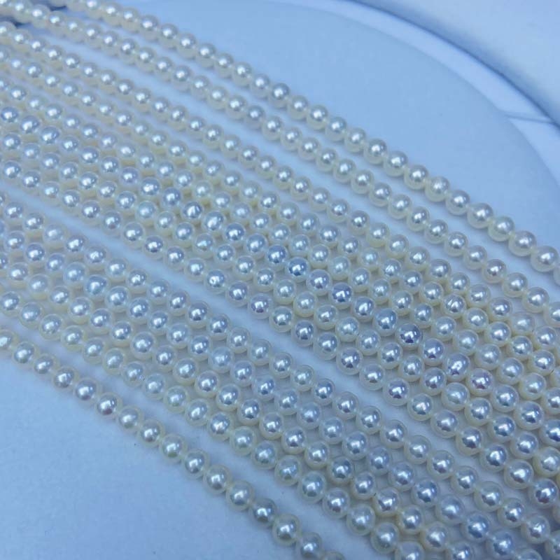 Kaklo grandinė su gėlavandenėmis perlais, beveik apvalios formos, 4–5 mm skersmens, 925 sidabras