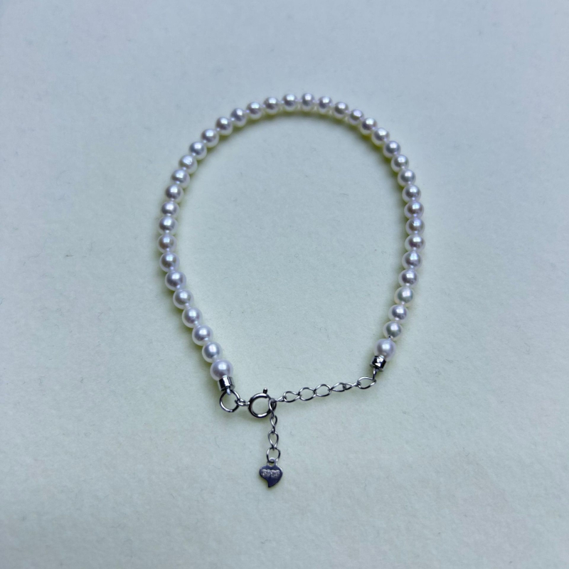 Kaklo grandinė su gėlavandenėmis perlais, beveik apvalios formos, 4–5 mm skersmens, 925 sidabras