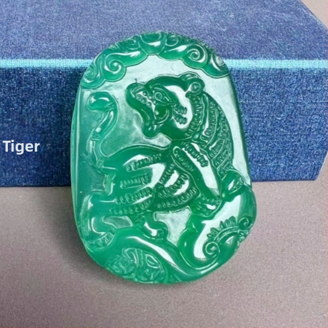 Loomakujulise chalcedooni agaatiga rippuv ornament, graveerimine ja poleerimine, kaasaegne minimalistlik stiil, kaheteistkümne zodiaki tähemärgid