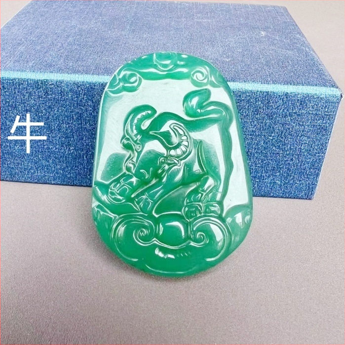 Loomakujulise chalcedooni agaatiga rippuv ornament, graveerimine ja poleerimine, kaasaegne minimalistlik stiil, kaheteistkümne zodiaki tähemärgid