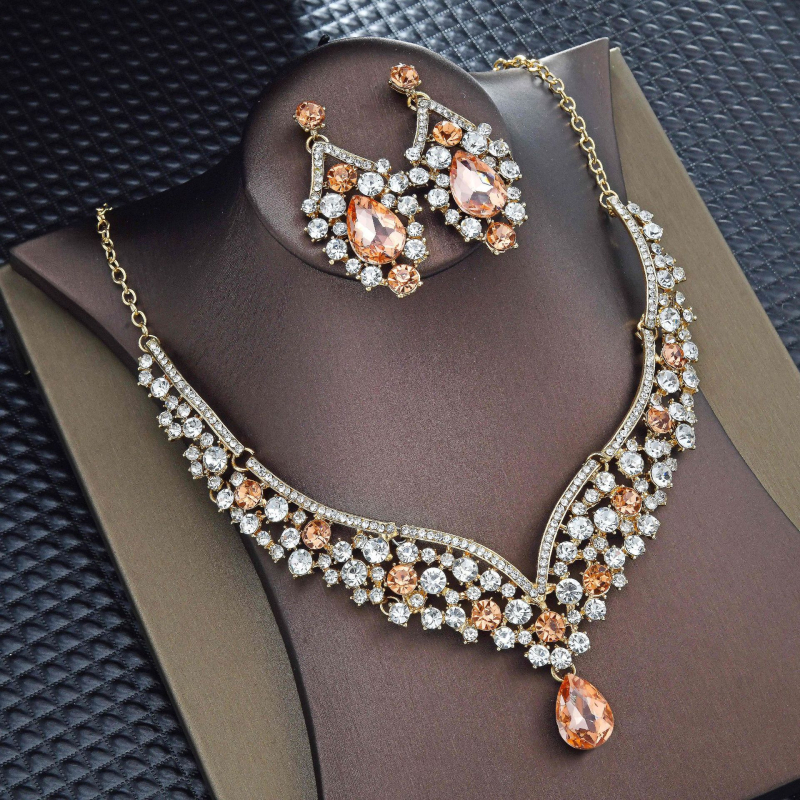 Set ogrlice i naušnica za nevjestu (Materijal: legura; Obrada: dijamantni završni sloj; Stil: kapljičast oblik; Lanac: krstasti lanac; Privjesak: rhinestone)