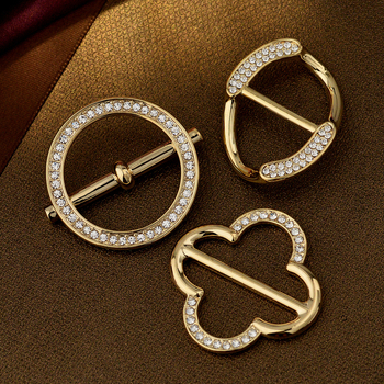 Sakausējuma drēbju sprādze ar Korejas stila stūri, keeratud vardad, nelielais četru lapu pērļu akcentu, Straw Man zīmols, elektroplating, kohandamine saadaval