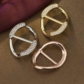 Sakausējuma drēbju sprādze ar Korejas stila stūri, keeratud vardad, nelielais četru lapu pērļu akcentu, Straw Man zīmols, elektroplating, kohandamine saadaval