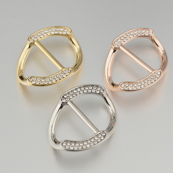 Sakausējuma drēbju sprādze ar Korejas stila stūri, keeratud vardad, nelielais četru lapu pērļu akcentu, Straw Man zīmols, elektroplating, kohandamine saadaval