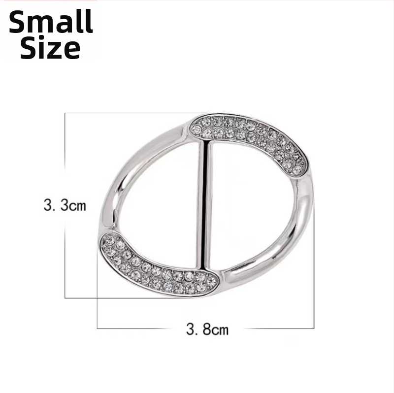 Sakausējuma drēbju sprādze ar Korejas stila stūri, keeratud vardad, nelielais četru lapu pērļu akcentu, Straw Man zīmols, elektroplating, kohandamine saadaval