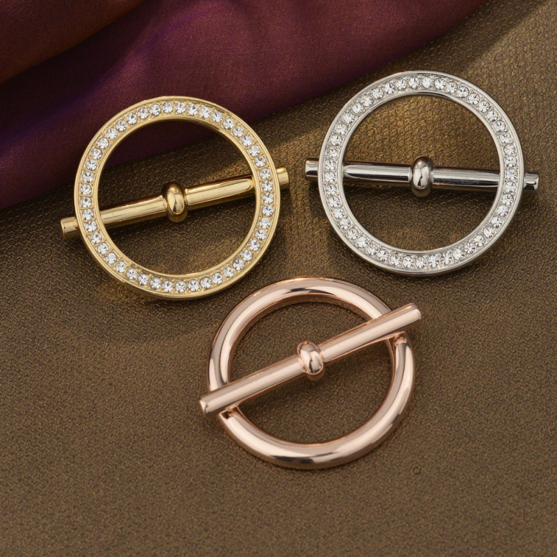 Sakausējuma drēbju sprādze ar Korejas stila stūri, keeratud vardad, nelielais četru lapu pērļu akcentu, Straw Man zīmols, elektroplating, kohandamine saadaval