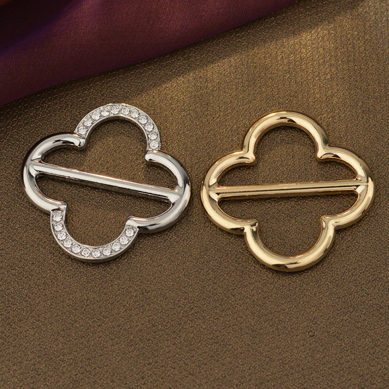 Sakausējuma drēbju sprādze ar Korejas stila stūri, keeratud vardad, nelielais četru lapu pērļu akcentu, Straw Man zīmols, elektroplating, kohandamine saadaval