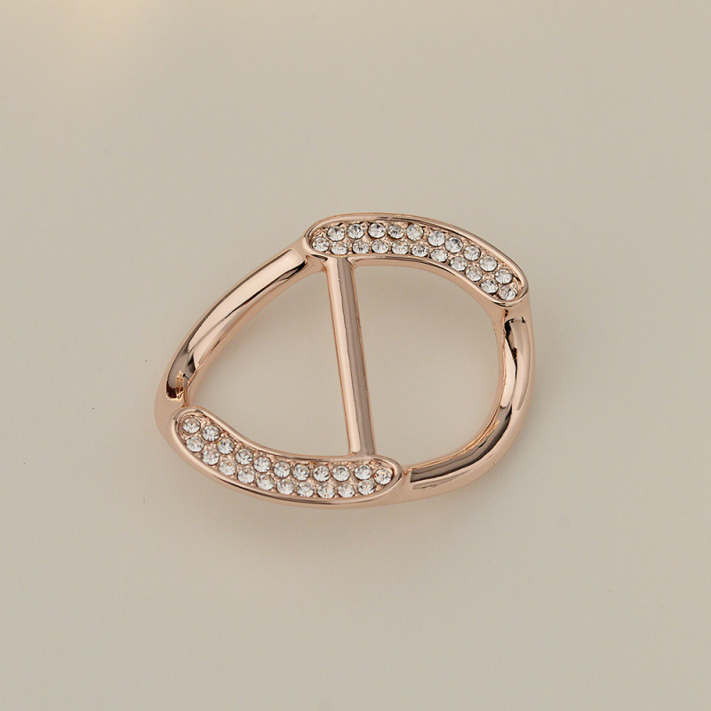 Sakausējuma drēbju sprādze ar Korejas stila stūri, keeratud vardad, nelielais četru lapu pērļu akcentu, Straw Man zīmols, elektroplating, kohandamine saadaval