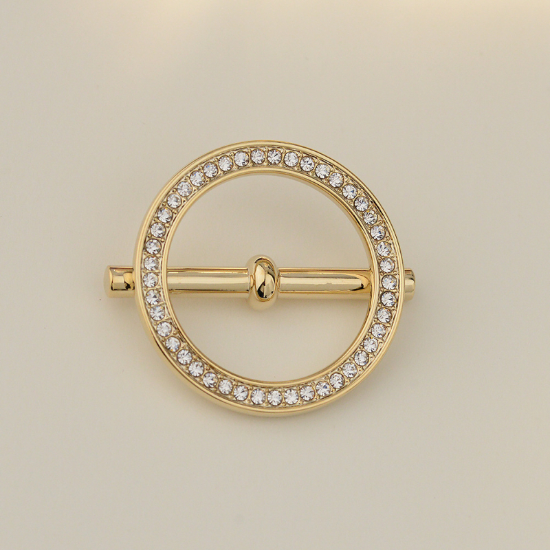 Sakausējuma drēbju sprādze ar Korejas stila stūri, keeratud vardad, nelielais četru lapu pērļu akcentu, Straw Man zīmols, elektroplating, kohandamine saadaval