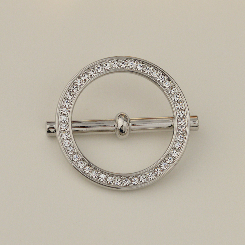 Sakausējuma drēbju sprādze ar Korejas stila stūri, keeratud vardad, nelielais četru lapu pērļu akcentu, Straw Man zīmols, elektroplating, kohandamine saadaval