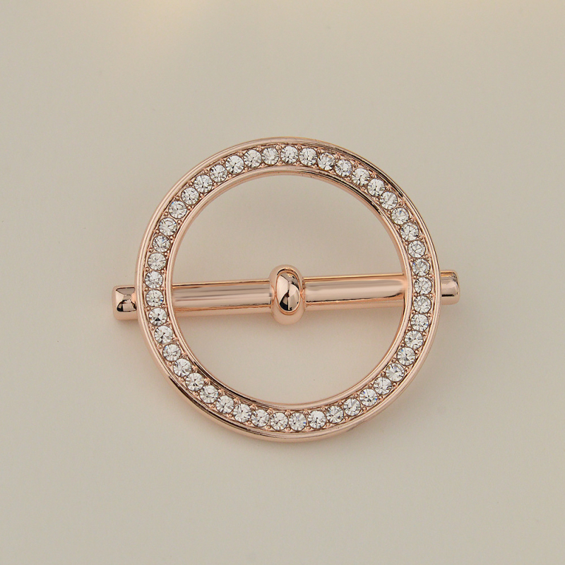 Sakausējuma drēbju sprādze ar Korejas stila stūri, keeratud vardad, nelielais četru lapu pērļu akcentu, Straw Man zīmols, elektroplating, kohandamine saadaval