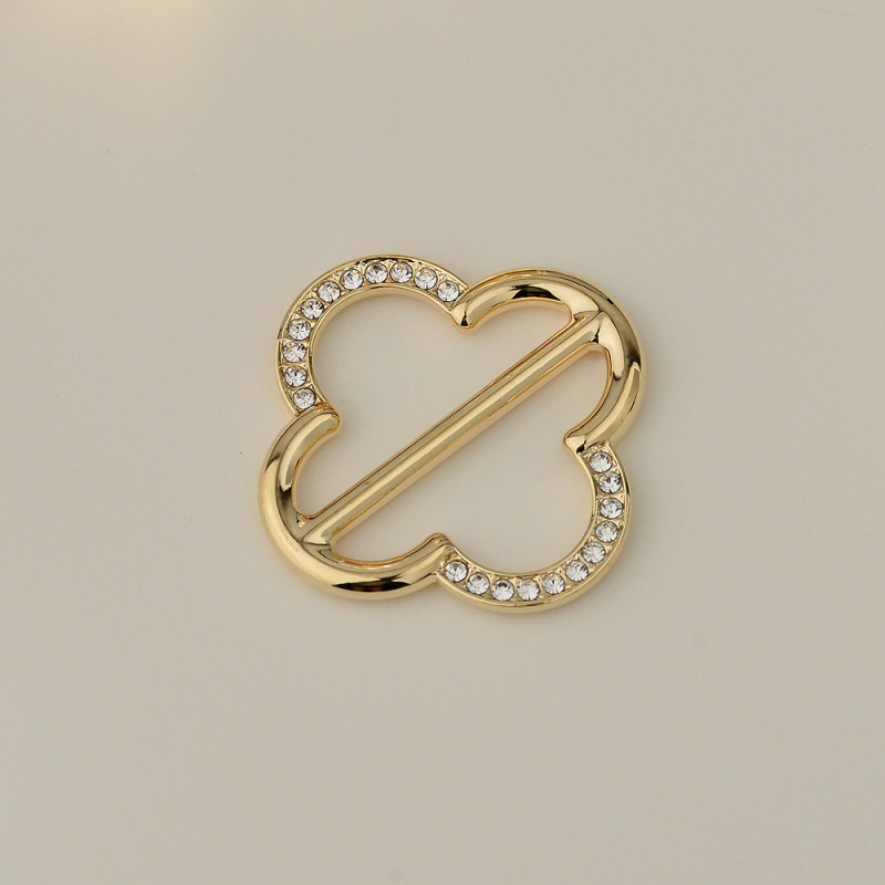 Sakausējuma drēbju sprādze ar Korejas stila stūri, keeratud vardad, nelielais četru lapu pērļu akcentu, Straw Man zīmols, elektroplating, kohandamine saadaval