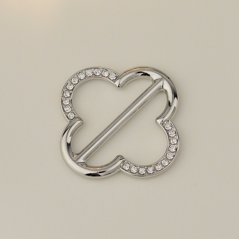 Sakausējuma drēbju sprādze ar Korejas stila stūri, keeratud vardad, nelielais četru lapu pērļu akcentu, Straw Man zīmols, elektroplating, kohandamine saadaval